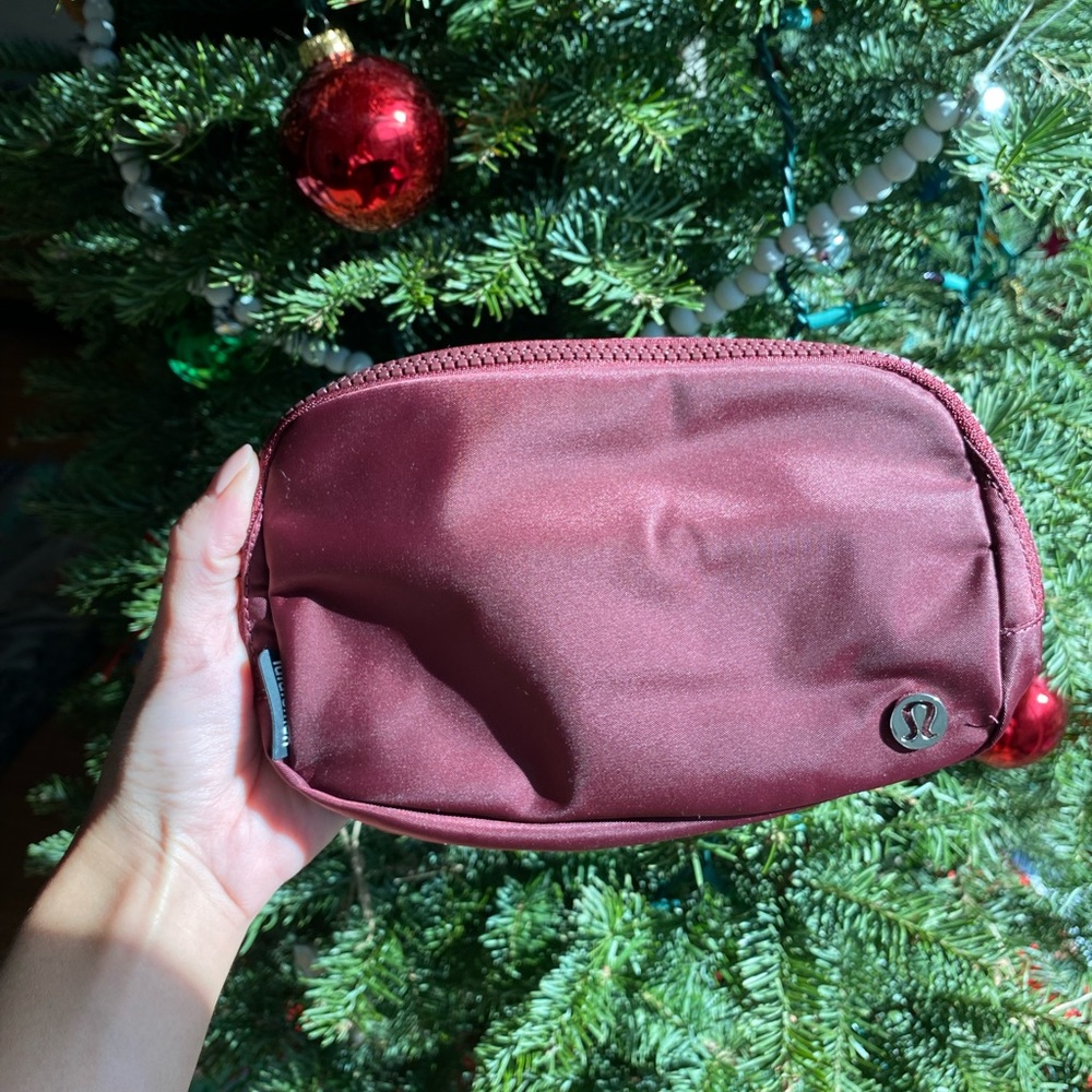🍷Lululemon Everywhere Belt Bag Merlot